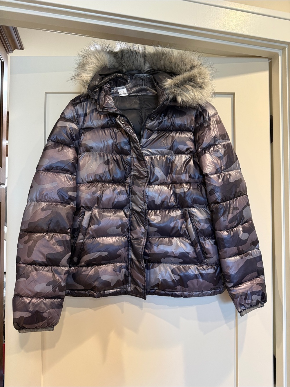 New with tags. Gap hooded camo puffer with faux fur trim